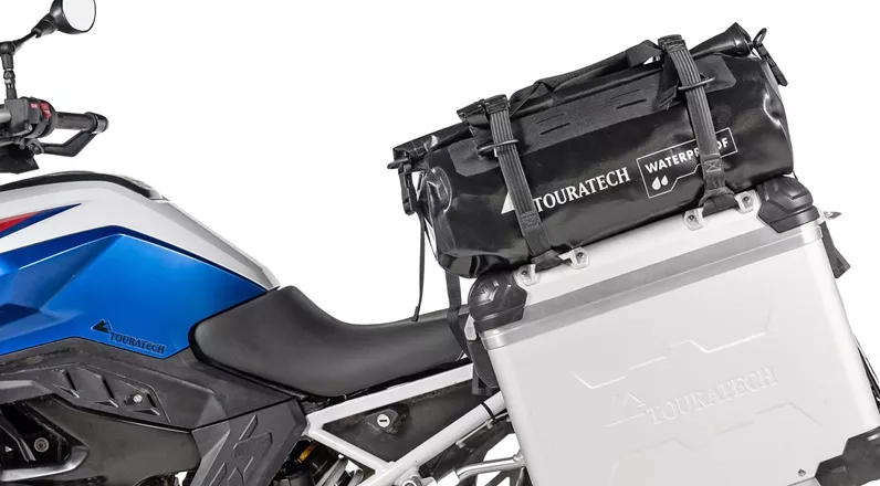 Met de Rack Pack 25 breidt Touratech zijn Waterproof-programma uit met een compacte kofferdekseltas met een inhoud van 25 liter. Deze tas biedt extra opbergruimte, kan universeel gemonteerd worden en beschermt je bagage betrouwbaar tegen water, stof en vuil – zowel voor dagelijks gebruik als op tour.