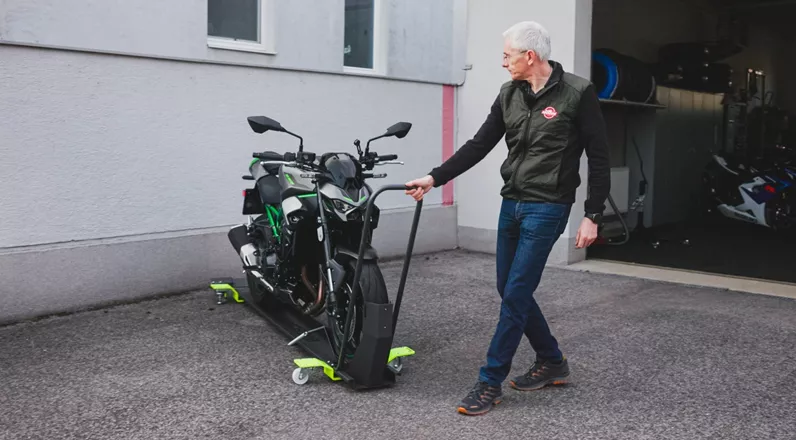 Ein schweres Motorrad in einer engen Garage rangieren kann schnell mühsam werden. Mit dem Bikeboard soll sich ein Bike einfach drehen und seitlich verschieben lassen. Wir haben uns die Rangierhilfe angesehen und unsere ersten Erfahrungen gesammelt.