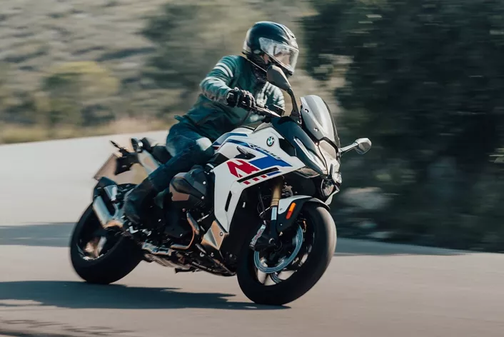 Selon le constructeur, la BMW R 1300 RS serait la RS la plus dynamique jamais conçue. Avec son nouveau moteur Boxer 1300, un châssis entièrement revisité et une ergonomie nettement plus sportive, ce Sport-Tourer se rapproche encore plus d'un Roadster. Mais comment se comporte-t-il vraiment sur la route ?