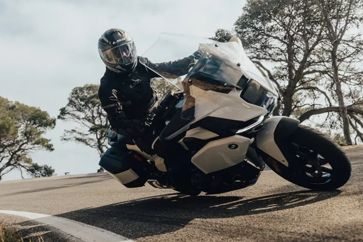 W najnowszej wersji RT 1300 BMW obiecuje więcej dynamiki niż kiedykolwiek, nie tracąc przy tym turystycznej duszy. Podczas długiej podróży do ulubionej trasy na Costa Brava musi pokazać, czy komfort turystyczny i sportowy charakter mogą rzeczywiście współistnieć na najwyższym poziomie w jednym motocyklu, stawiając czoła wyzwaniu połączenia tych dwóch koncepcji.