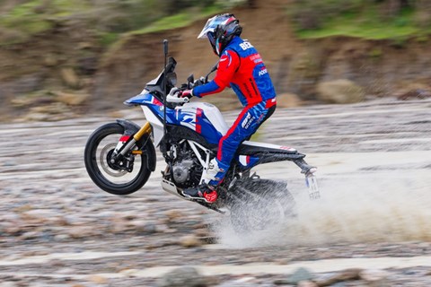 BMW F 450 GS im Test: Siziliens nasse Straßen entlarven alles - GENERATED