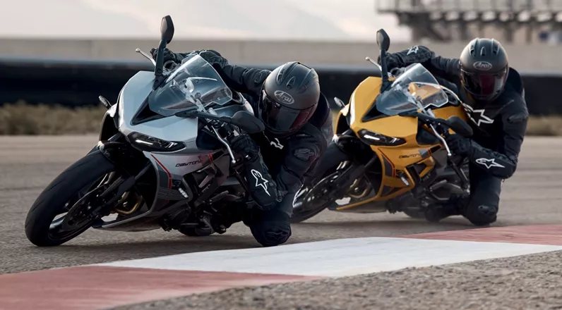 Die Triumph Daytona 660 erhält für 2026 gezielte Updates. Fahrwerk, Elektronik und Bereifung sollen das Supersport-Erlebnis weiter schärfen.