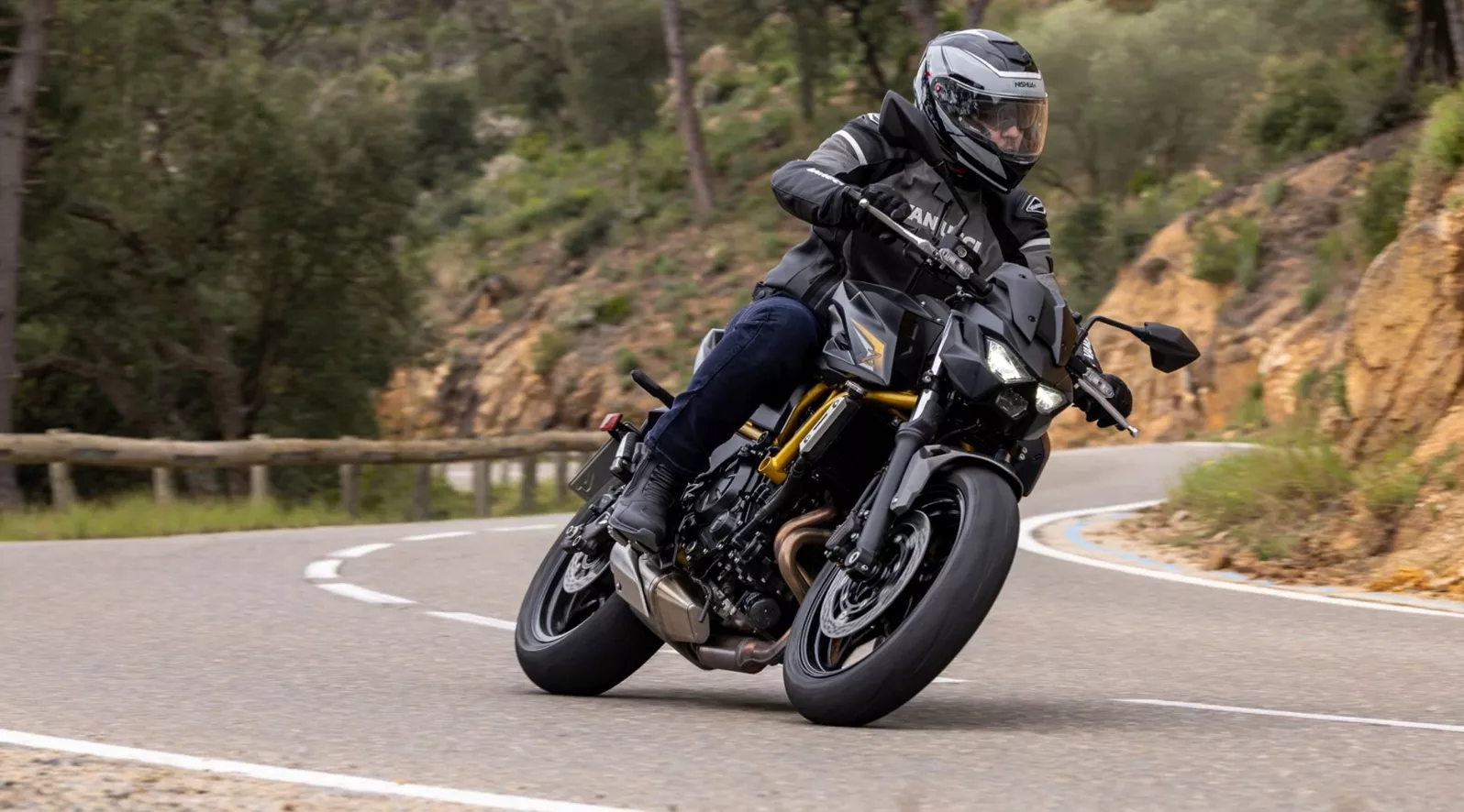 Die Kawasaki Z650 gehört seit Jahren zu den Bestseller-Naked-Bikes. 2026 kommt sie als Z650 S mit neuer Ergonomie, moderner Technik und frischem Design. Doch wie gut ist das Update wirklich? Wir haben sie im Alltag und auf der Landstraße getestet.