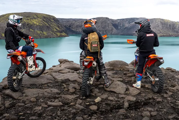 Süpermarketten herhangi bir 15W-40'ı kullanmak mı? Bu dönem kesinlikle sona erdi. Modern motosiklet motorları, önceki nesillere kıyasla tamamen farklı yağ gereksinimlerine sahiptir. Doğru yağ seçiminin neden günümüzde kritik öneme sahip olduğunu öğrenin.