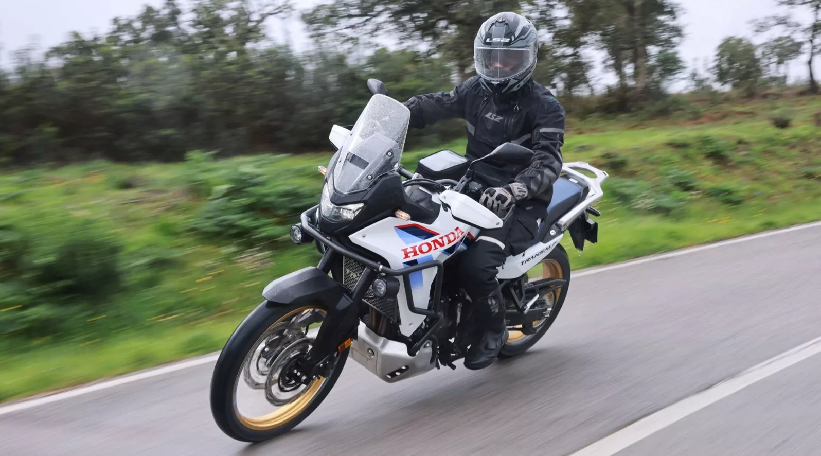 In Portugal, Honda unveils the Transalp 2026 featuring an E-Clutch and new suspension. Small updates with a big impact – especially the suspension could be a game changer.