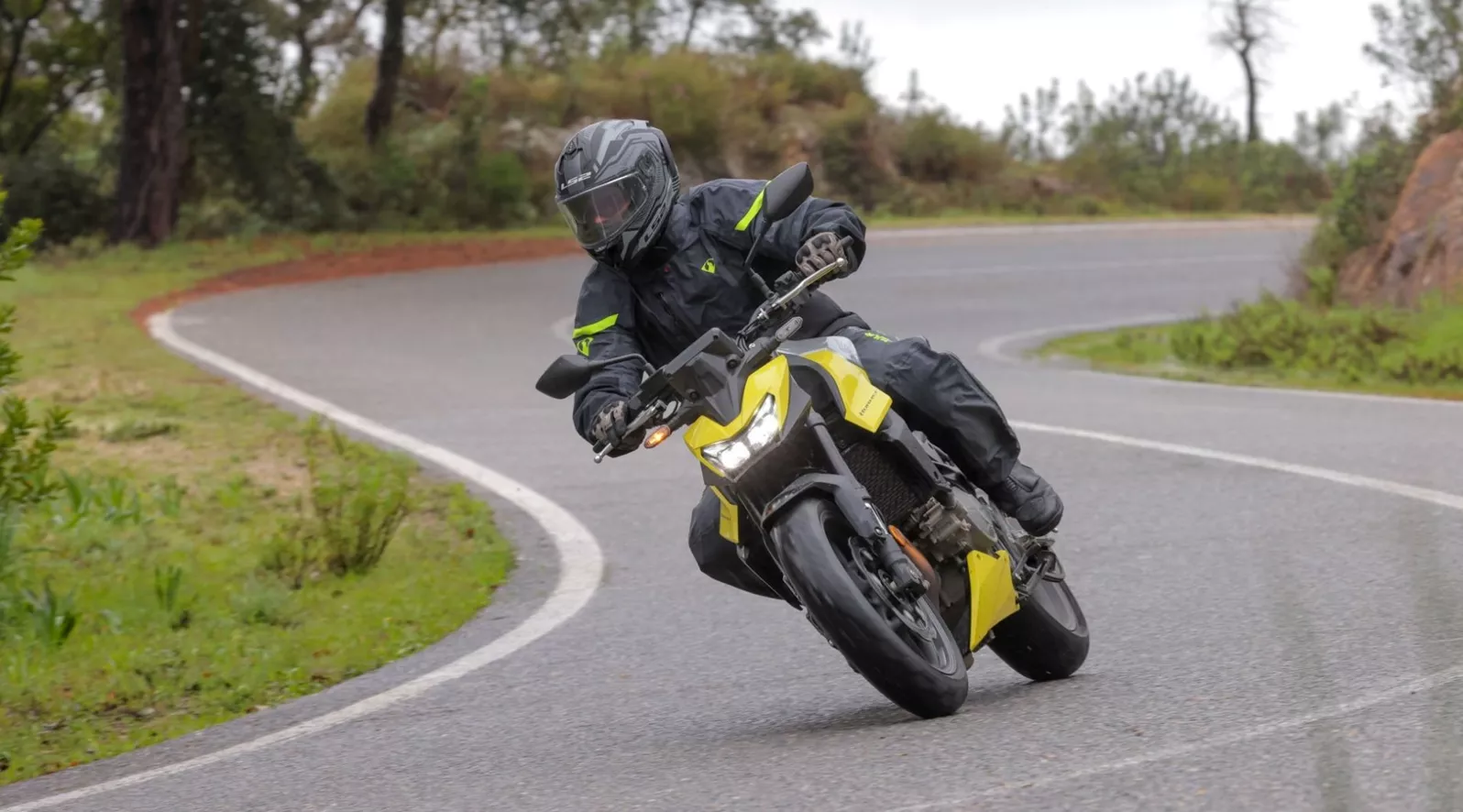The 2026 Honda Hornet gets an exciting upgrade with the E-Clutch. How well does this system perform in everyday riding and through the twisties on this naked bike?