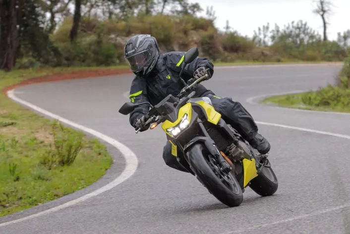 Honda Hornet 2026 přichází s vzrušujícím vylepšením díky E-Clutch. Jak dobře tento systém funguje v každodenním provozu a na klikatých cestách na naked biku?