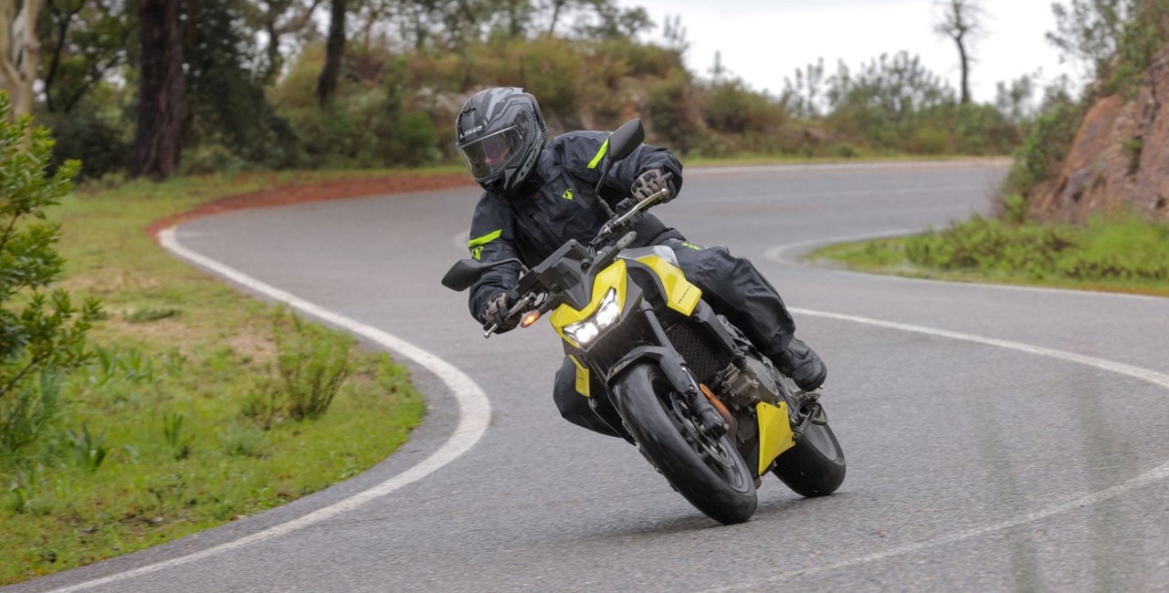 Honda CB750 Hornet 2026 Test mit E-Clutch Update