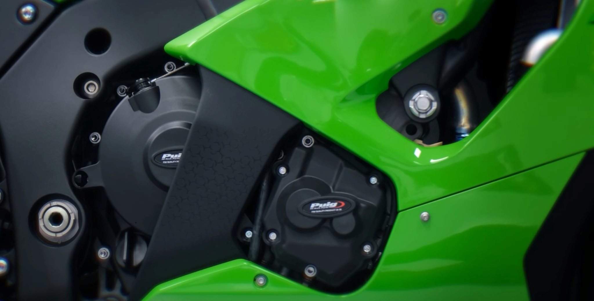 Seit über sechs Jahrzehnten treibt Puig die Innovation im Bereich Motorrad-Zubehör voran. Heute geht das Unternehmen einen neuen strategischen Schritt, indem es dem FIM Qualitätsprodukt (FQP) Programm beitritt – eine von der Fédération Internationale de Motocyclisme geförderte Zertifizierung, die Produkte und Dienstleistungen anerkennt, die sowohl im Wettkampf als auch im Alltag höchsten technischen und qualitativen Standards gerecht werden.