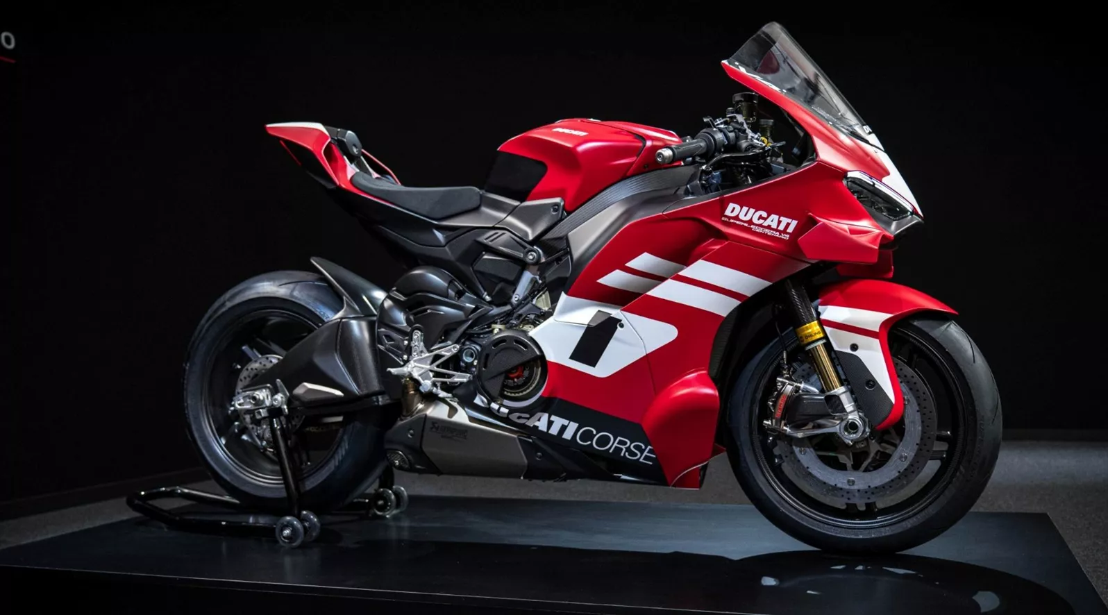 Mit der Ducati Superleggera V4 Centenario präsentiert Ducati einmal mehr ein Motorrad, das weniger als Serienfahrzeug und vielmehr als technisches Manifest verstanden werden muss. Sie strotzt vor technischen Weltneuheiten und den edelsten Materialien, die auf zwei Rädern Platz finden. Rennfahrer und Techniker Martin Bauer analysiert Ducatis extremsten Ultra-Sportler.