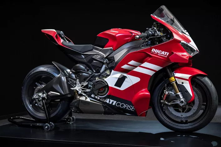 S Ducati Superleggera V4 Centenario představuje Ducati opět motocykl, který je spíše technickým manifestem než sériovým strojem. Překypuje technickými světovými novinkami a nejkvalitnějšími materiály, které lze na dvou kolech nalézt. Závodník a technik Martin Bauer analyzuje nejextrémnější ultra-sport Ducati.