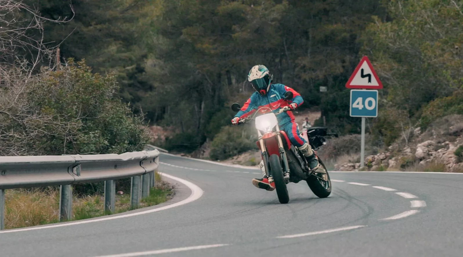 80 KS, gotovo bez težine i moment koji nadmašuje sve zamisli: Stark Varg SM nije obična Supermoto. U Barseloni smo zajedno sa Supermoto svetskim šampionom Bernd Hiemerom testirali da li ovaj elektro-eksot zvuči samo spektakularno – ili zaista impresionira.