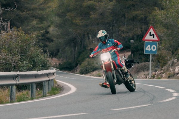 Stark Varg SM Test: Die radikalste Supermoto der Zukunft?