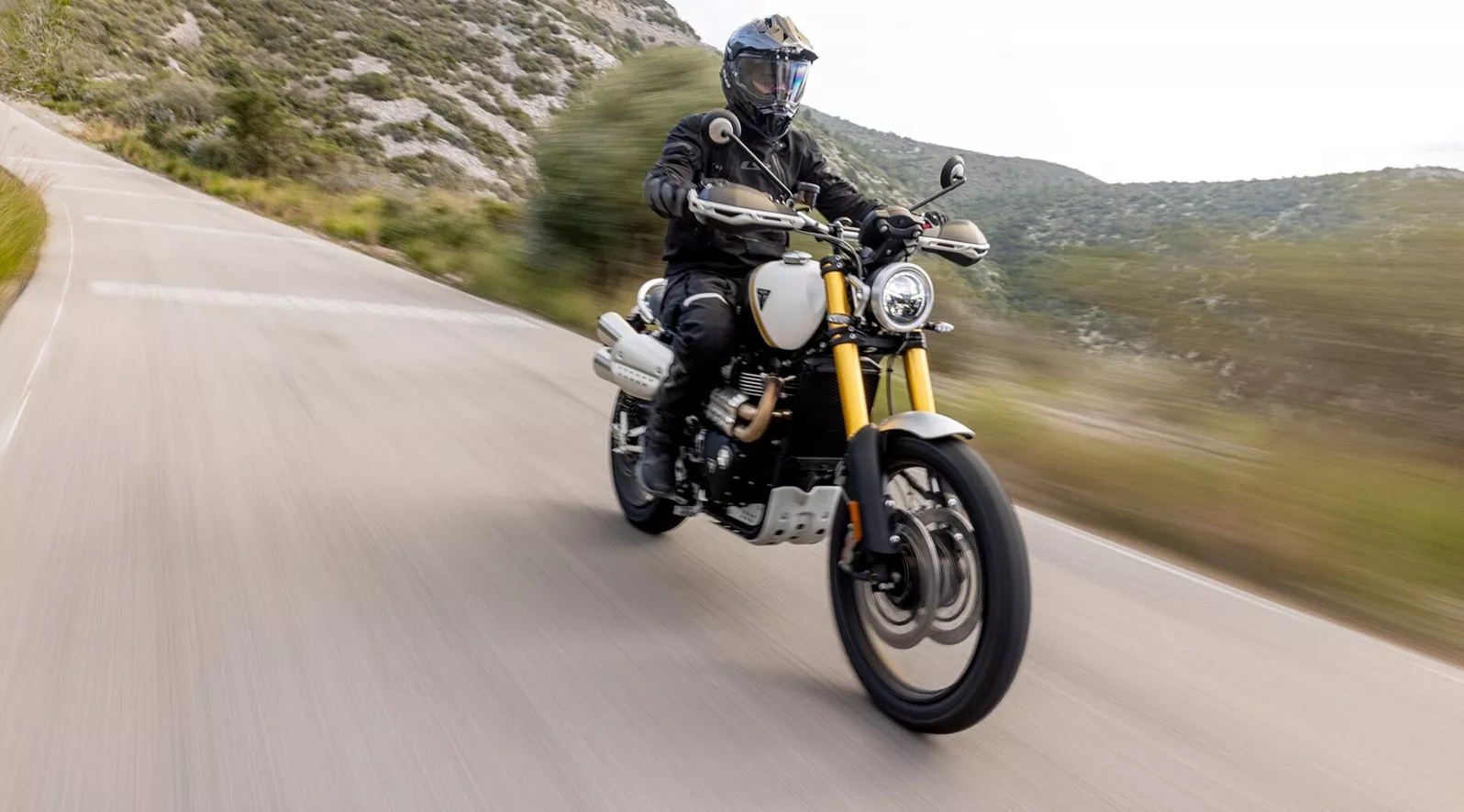 La Triumph Scrambler 1200 XE sembra una classica moto da poser. Ma dietro l'elegante estetica si nasconde anche una vera performance? Tra città, strade di campagna e sterrati, si dimostra se è solo bella o veramente versatile.