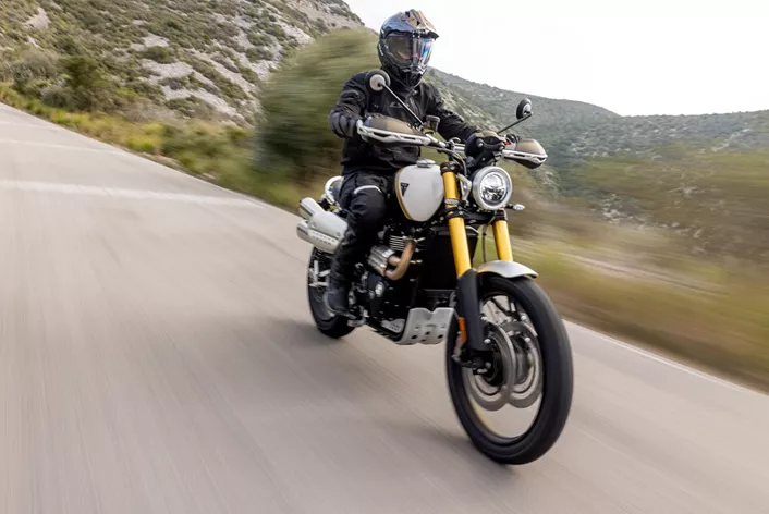 Triumph Scrambler 1200 XE izgleda kao klasični "poser" motocikl. Ali krije li se iza tog elegantnog izgleda i prava izvedba? U vožnji kroz grad, na otvorenoj cesti i šljunku, otkrivamo je li samo lijepa ili zaista svestrana.