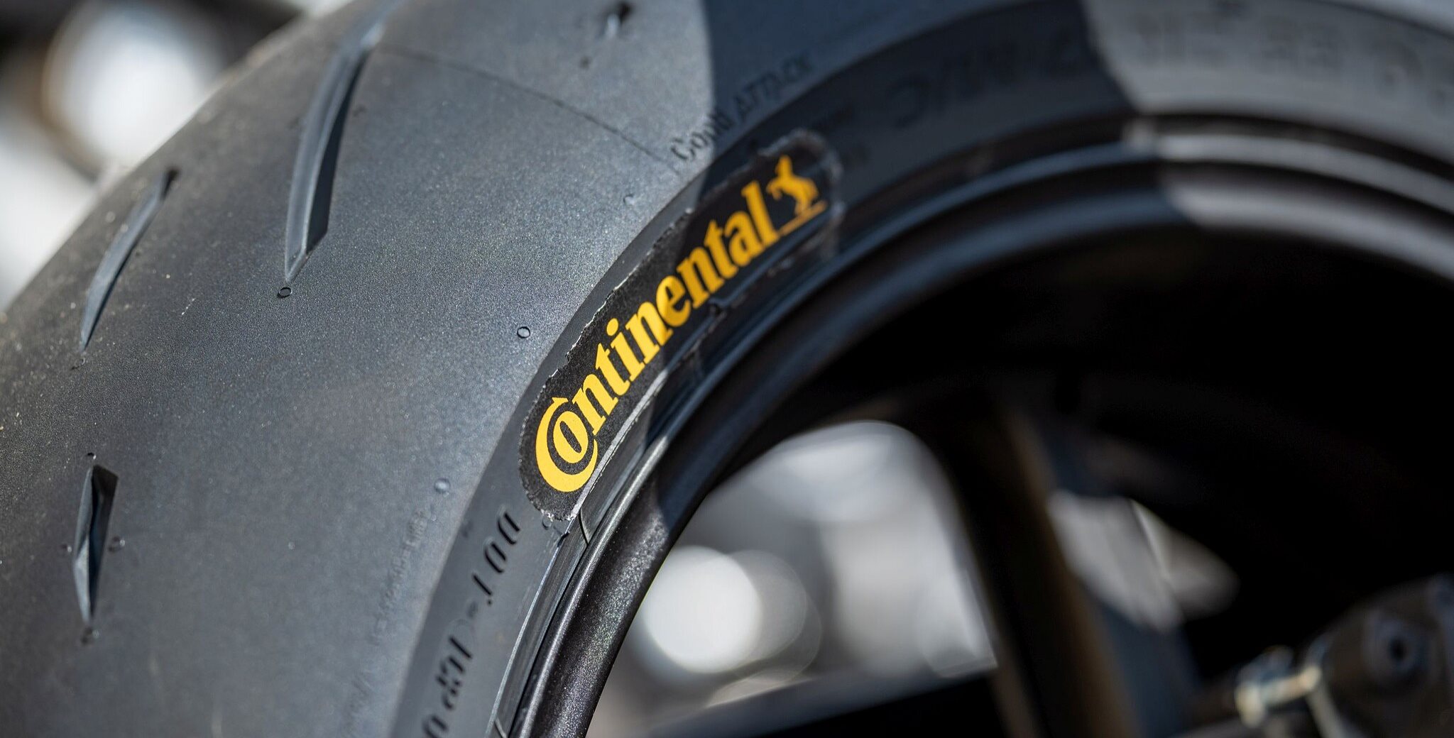 Nowa opona Continental SportAttack 5, zaprojektowana od podstaw, ma na celu jeszcze bardziej zbliżyć dystans między drogą a torem wyścigowym.