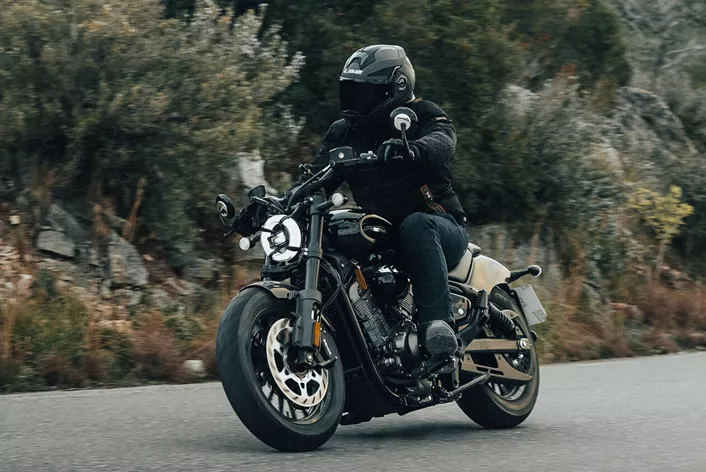 Ein Cruiser ohne Kupplung und Schaltung? Die Benda Chinchilla 350 NEO setzt auf CVT-Technik und macht Motorradfahren so einfach wie nie. Doch wie gut funktioniert das Konzept im Alltag und kann sie auch emotional überzeugen?