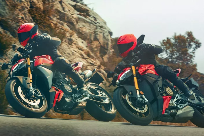 Die Bedingungen waren ideal: Sonne, trockener Asphalt und kurvige Straßen rund um Barcelona. Genau hier traten die Ducati Streetfighter V2 S und V4 S direkt auf der Landstraße gegeneinander an.
Zwar sind beide Modelle bekannt und wurden bereits getestet, doch die direkte Gegenüberstellung der neuen, stark überarbeiteten Generationen liefert eine frische Perspektive. Bei den Vorgängern zeigte sich, dass die kleinere Variante auf öffentlichen Straßen deutlich praxistauglicher war als das leistungsstarke Flaggschiff. Ob sich dieses Bild auch bei den neuen Modellen bestätigt, soll dieser Test klären.
