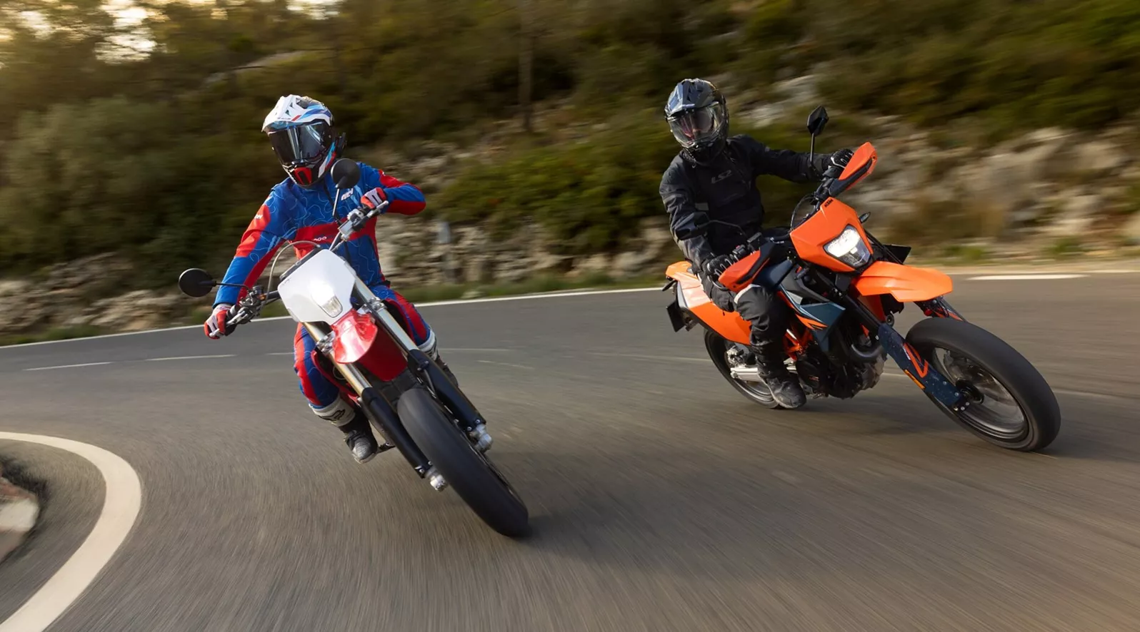 Auf dem Papier wirkt das Ganze erstmal simpel. Zwei Supermotos, beide um die 80 PS, beide mit dem klaren Ziel: maximaler Fun-Faktor im Supermoto-Bereich. Gefahren sind wir den Vergleich dort, wo diese Bikes hingehören: auf kurvigen Landstraßen rund um Barcelona. Harte Anbremszonen, schnelle Richtungswechsel und genau das was Supermoto ausmacht. Aber schon nach den ersten Metern wird klar: Das hier ist kein klassischer Vergleich. Das ist ein Konzeptvergleich.