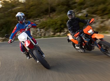 Elektro gegen Einzylinder – Ziel: maximaler Supermoto-Fahrspaß