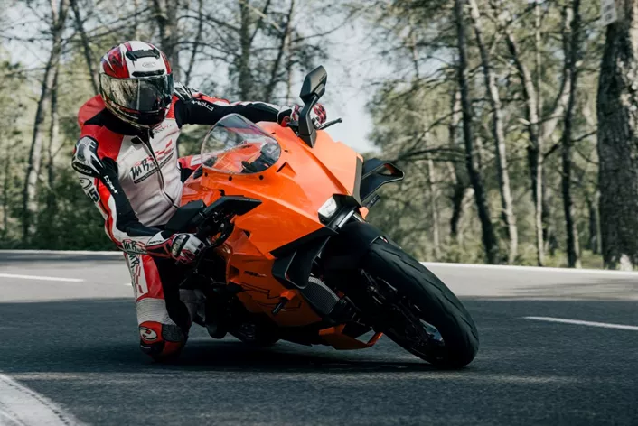 KTM 990 RC R hem pistte hem de sokakta etkili – peki ya gerçek hayatta ne kadar başarılı? Süpersport motosikleti günlük yaşamda test ettik: Sıcak hava, otoban, şehir trafiği ve şaşırtıcı derecede güçlü günlük özelliklerle.