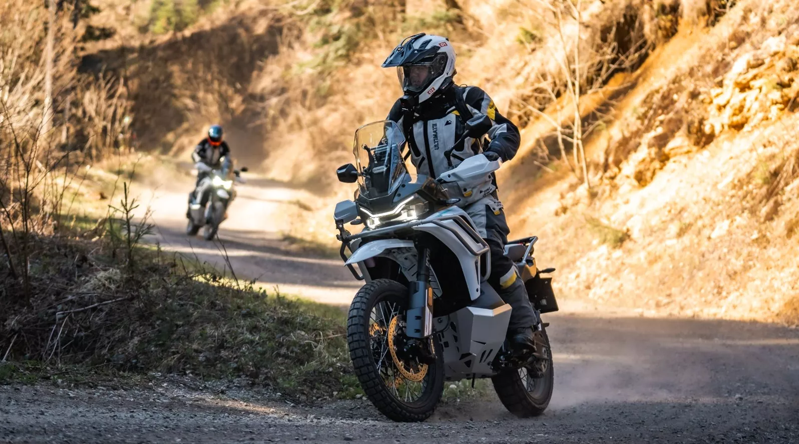 Kaum ein Motorrad hat auf der EICMA im November mehr Aufsehen erregt, als die CFMOTO 1000 MT-X, mit der der chinesische Hersteller im Premium-Segment der "gehobenen Reiseenduro-Mittelklasse" Fuß fassen will. Zu einem Kampfpreis, der bei potentiellen Kunden Neugier und beim einen oder anderen etablierten Mitbewerber durchaus Nervenkitzel hervorrief. Wir sind das neue Flaggschiff von CFMOTO in der Südsteiermark und im angrenzenden Slowenien erstmals auf und abseits der asphaltierten Straßen gefahren, um herauszufinden, wie gut billig bzw. wie billig gut sein kann.