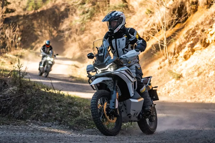 Na EICMA de novembro, poucas motos chamaram tanta atenção quanto a CFMOTO 1000 MT-X. Este modelo, com o qual o fabricante chinês busca se firmar no segmento premium das "enduro de viagem de médio porte", vem com um preço de combate que desperta curiosidade nos potenciais clientes e excitação nos concorrentes estabelecidos. Testamos o novo carro-chefe da CFMOTO na região da Estíria do Sul e na vizinha Eslovênia, tanto no asfalto quanto fora dele, para descobrir quão boa pode ser uma moto acessível ou quão acessível pode ser uma boa moto.