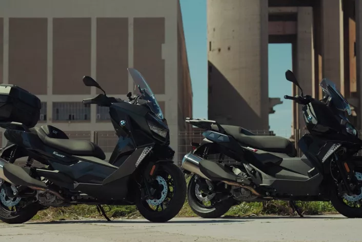 BMW C 400 skuteri su među najuspešnijim modelima u svojoj klasi. Zašto su C 400 X i C 400 GT toliko uspešni? Otkrijte razlike, prednosti u svakodnevnoj vožnji i kako BMW sa oba koncepta privlači pravu publiku.