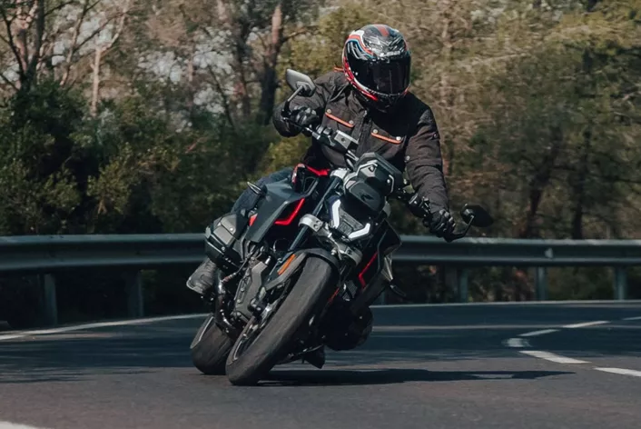 A BMW R 1300 R surge com um conceito totalmente renovado. Mais presença, mais torque e uma postura significativamente mais madura. Mas como é realmente pilotar o novo Roadster Boxer no dia a dia e nas estradas sinuosas? O teste revela do que ela é capaz e onde residem suas forças.