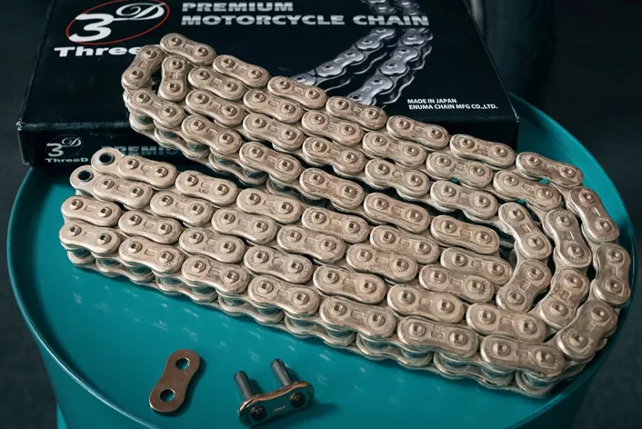 Voor veel rijders is de keuze van de motorfiets ketting een kwestie van routine - smeren, vervangen, en doorgaan. Precies hier speelt EK Chain in met hun ThreeD-serie: De Japanse premium fabrikant ziet de ketting niet alleen als een noodzakelijk onderdeel, maar als een doelbewust ontwikkeld performance-element, waarbij constructie, efficiëntie en ontwerp centraal staan en meetbare voordelen moeten bieden.