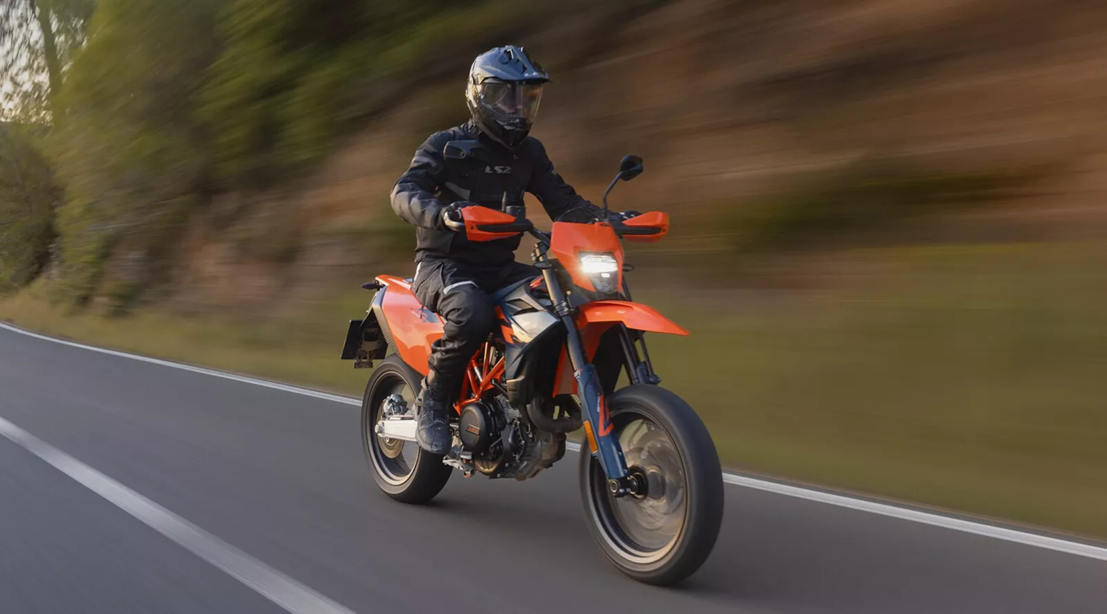 Wenn ein Motorrad sofort dieses Grinsen unterm Helm auslöst, dann weiß man: Das Bike funktioniert. Genau so fühlt sich die neue KTM 690 SMC R an.