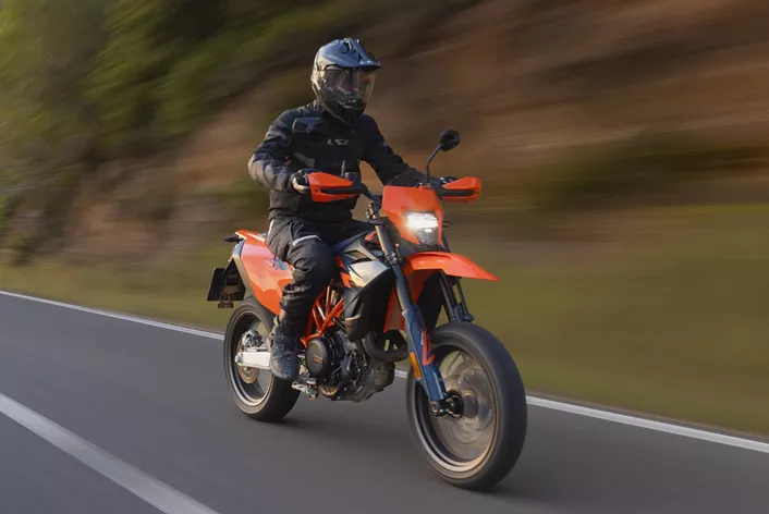 Quando una moto ti fa subito sorridere sotto il casco, sai che funziona alla grande. È esattamente la sensazione che trasmette la nuova KTM 690 SMC R.