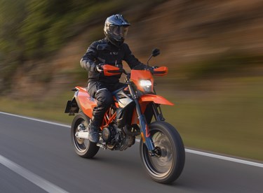 KTM 690 SMC R 2026 Test – Stunts und Kurvenräubern in Barcelona