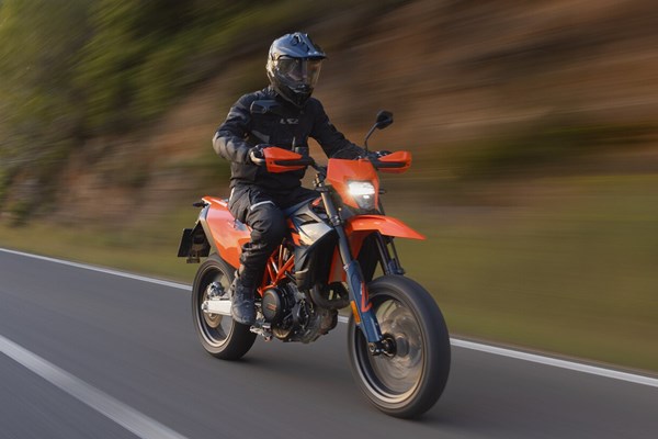 KTM 690 SMC R 2026 Test – Stunts und Kurvenräubern in Barcelona