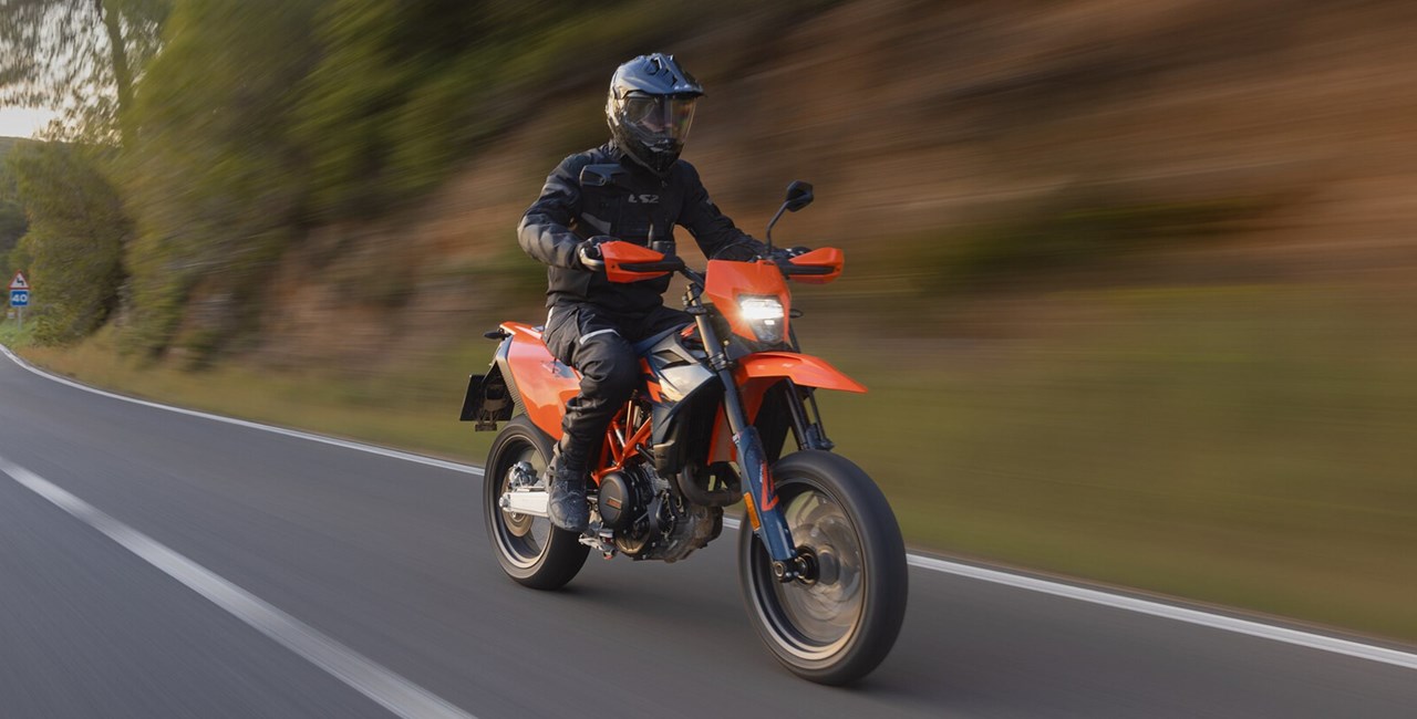 KTM 690 SMC R 2026 Test – Stunts und Kurvenräubern in Barcelona