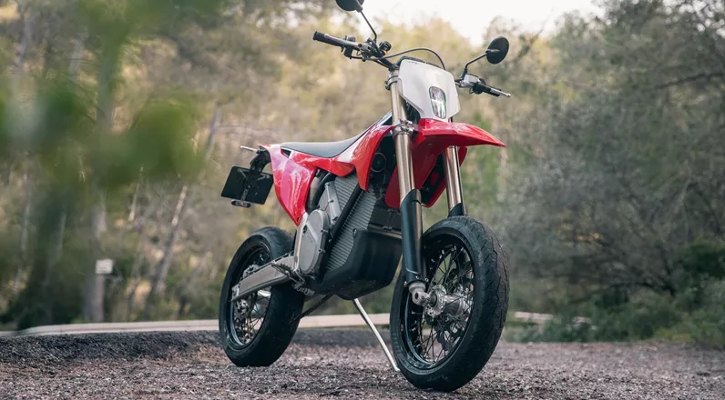 Homologacija za ulicu, A1 dozvola, do 80 konja i neočekivano niski operativni troškovi: Stark Future Varg SM želi da redefiniše električni supermoto. Sakupili smo ključne informacije o vremenu punjenja, održavanju, garanciji, mogućnostima ažuriranja i kupovini za vas.