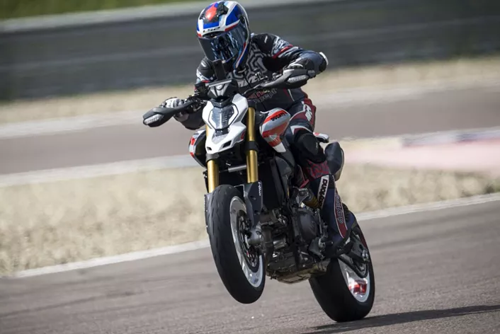 Bernd testet die neue Ducati Hypermotard V2 SP auf der Rennstrecke in Modena. Mit 120 PS aus 890 ccm und Öhlins-Fahrwerk wird gedriftet, was das Zeug hält. Ein emotionaler Fahrbericht aus Italien.