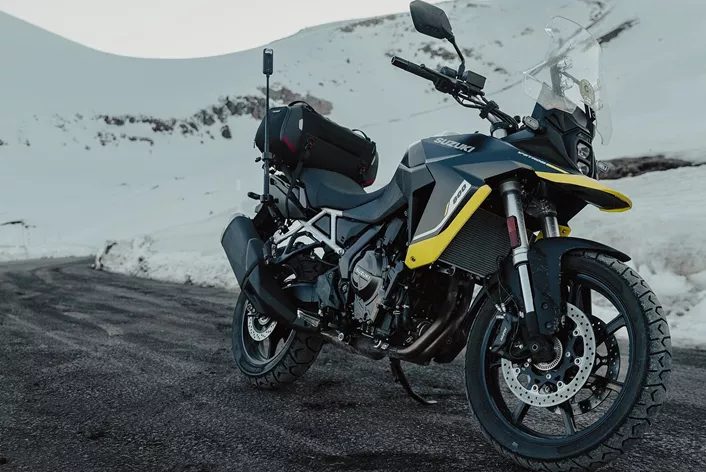 Évasion hivernale au lieu de pause : Sur environ 350 kilomètres, le Eurogrip Trailhound STR devait faire ses preuves sur notre Suzuki V-Strom 800. De Barcelone au Coll de Pal, ce pneu d'aventure peu connu a affronté un climat côtier, des bitumes rugueux, du gravier et des routes de cols glacées.