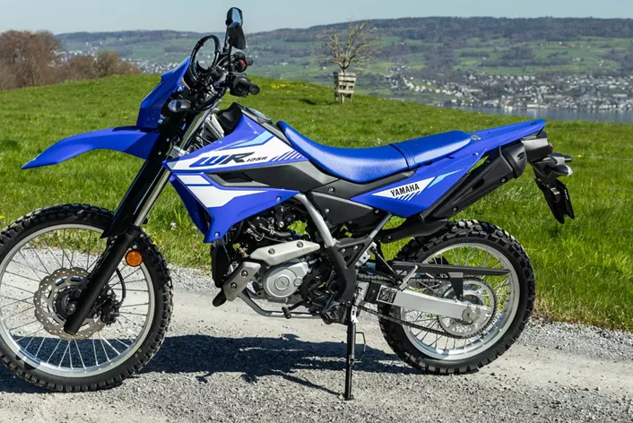 Hostettler in Sursee, een 125cc Enduro en een test die je nog wel kent van school: stad, land, rivier. Of in ons geval: snelweg, stad, landweg en offroad. Yamaha heeft de WR 125R na tien jaar teruggebracht – en wel met volledige uitrusting: VVA-motor, KYB-ophanging, 21-inch voorwiel en een prijs van 4.990 Franken, wat voor een Japans motorfiets een echte statement is. Klinkt goed op papier. Maar hoe presteert een Enduro-georiënteerde 125cc in het echte Zwitserse dagelijks leven?