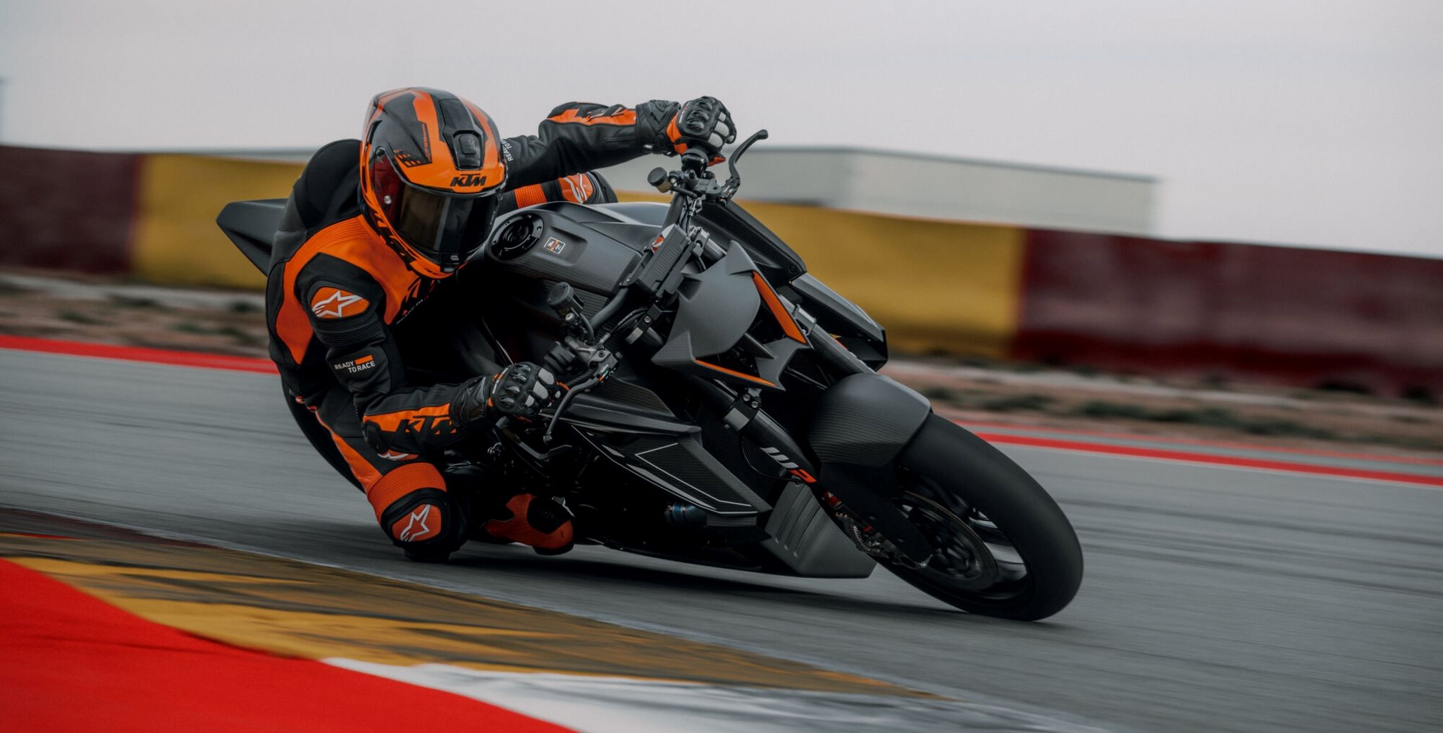 Die KTM 1390 SUPER DUKE RR TRACK verzichtet auf Straßenzulassung und setzt voll auf Rennstrecke. Leichter, radikaler und mit Motorsporttechnik ausgerüstet.