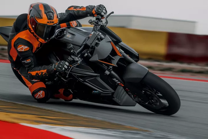 La KTM 1390 SUPER DUKE RR TRACK rinuncia all'omologazione stradale e punta tutto sulla pista. Più leggera, più radicale e dotata di tecnologia da motorsport.
