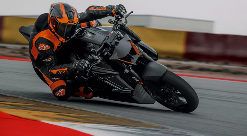 Die KTM 1390 SUPER DUKE RR TRACK verzichtet auf Straßenzulassung und setzt voll auf Rennstrecke. Leichter, radikaler und mit Motorsporttechnik ausgerüstet.