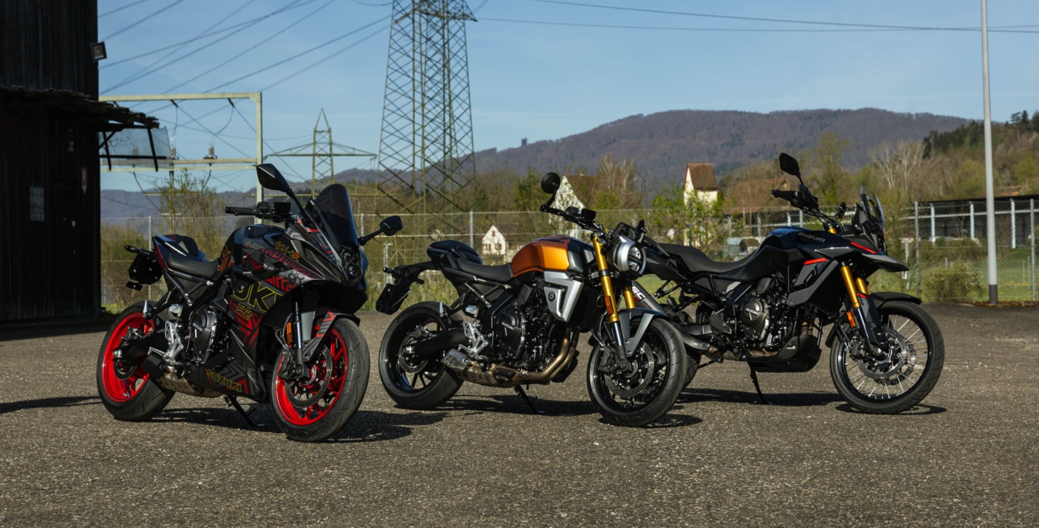 Den välkända 776-kubik parallell-twin-motorn används nu i flera koncept som, trots samma tekniska grund, skiljer sig markant i körningen. Under våra tester nära Zürich hade vi tre mycket olika tolkningar av denna motor: Suzuki GSX-8R, Suzuki GSX-8T och Suzuki V-Strom 800 DE. Levererar de verkligen inom varje genre, eller har Suzuki tagit den enkla vägen?