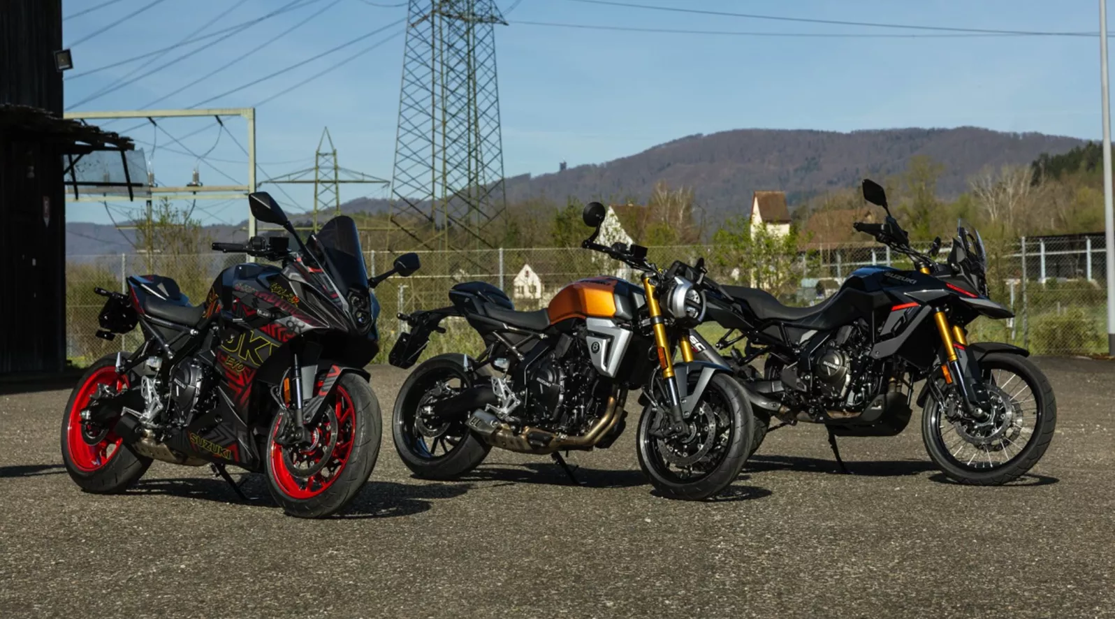 Den välkända 776-kubik parallell-twin-motorn används nu i flera koncept som, trots samma tekniska grund, skiljer sig markant i körningen. Under våra tester nära Zürich hade vi tre mycket olika tolkningar av denna motor: Suzuki GSX-8R, Suzuki GSX-8T och Suzuki V-Strom 800 DE. Levererar de verkligen inom varje genre, eller har Suzuki tagit den enkla vägen?
