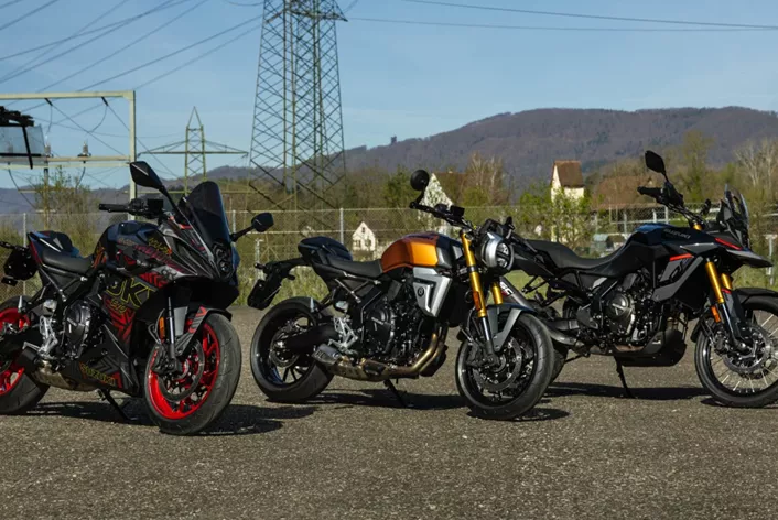 Den välkända 776-kubik parallell-twin-motorn används nu i flera koncept som, trots samma tekniska grund, skiljer sig markant i körningen. Under våra tester nära Zürich hade vi tre mycket olika tolkningar av denna motor: Suzuki GSX-8R, Suzuki GSX-8T och Suzuki V-Strom 800 DE. Levererar de verkligen inom varje genre, eller har Suzuki tagit den enkla vägen?