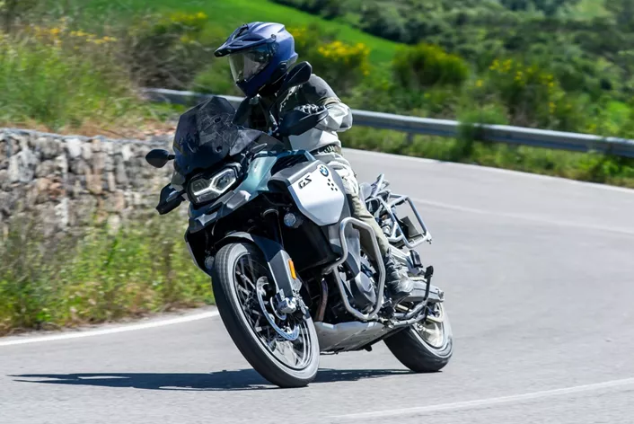 En Toscane, nous avons eu l'occasion de tester en profondeur le nouveau Michelin Anakee Adventure 2. Sur route et piste caillouteuse, ce pneu de trail révèle ses points forts et dévoile où commencent ses limites.