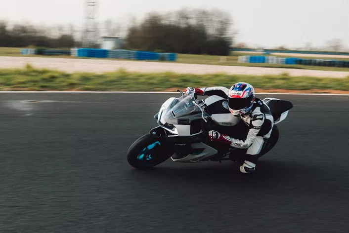 Un supersport d'entrée de gamme à moins de 10 000 euros, environ 90 chevaux sous le capot, un tout nouveau moteur trois cylindres, et tout cela testé sur circuit – pas n'importe lequel, mais le célèbre Pannoniaring. La question initiale : est-ce que ça suffit ?