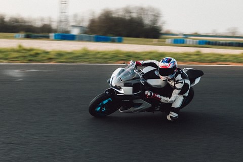 CFMOTO 675SR-R im Rennstrecken-Test