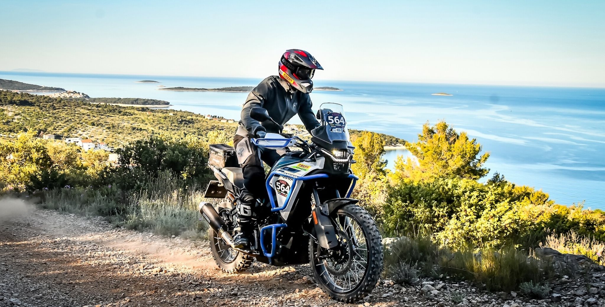 Das Motorrad kostet rund die Hälfte wie andere robuste Reiseenduros. Wir wollten wissen was wirklich in der CFMOTO 450MT steckt. Wir verpassten ihr ein Fahrwerksupgrade und schoben sie an den Start: Beim Enduro Rennen KRKA ENDURO 2026 in Kroatien.