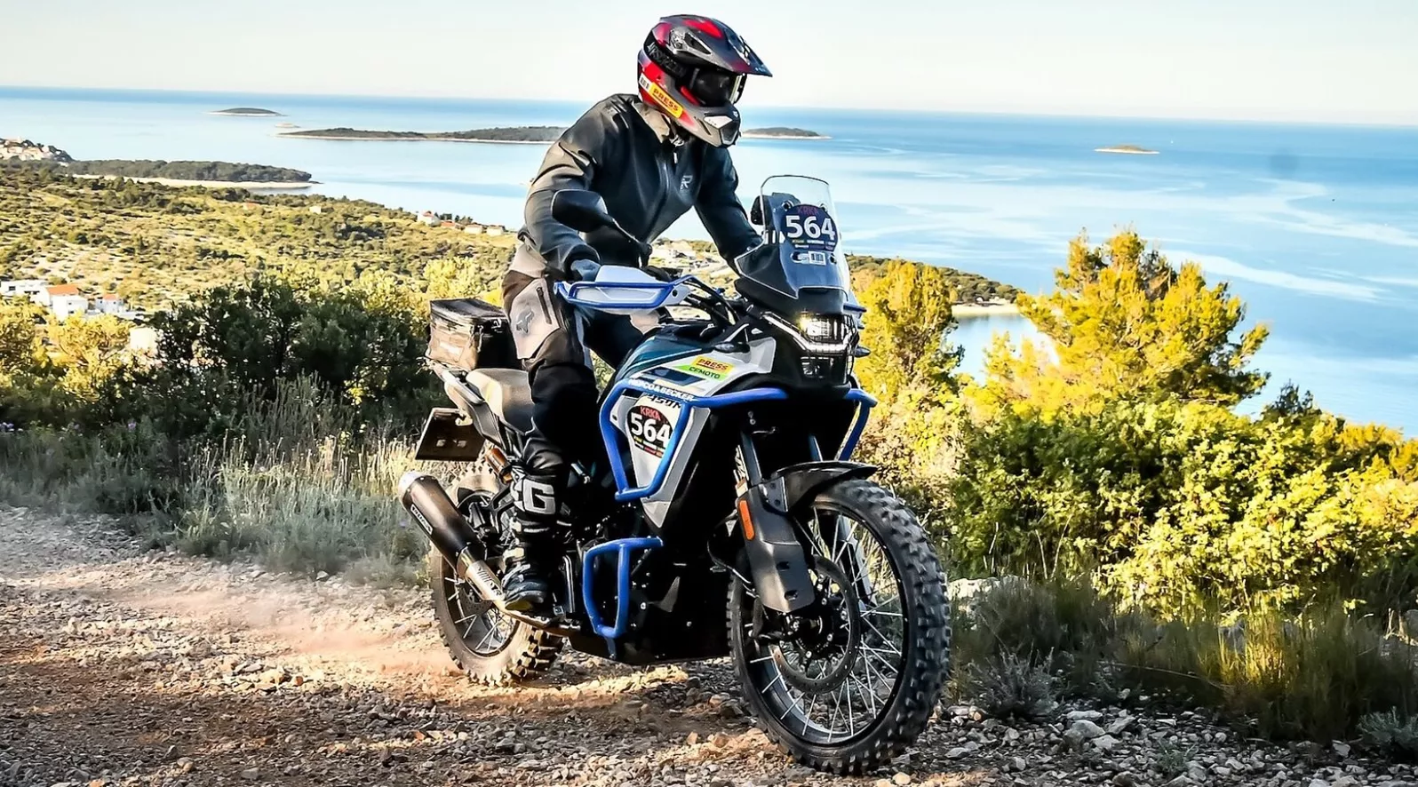 Das Motorrad kostet rund die Hälfte wie andere robuste Reiseenduros. Wir wollten wissen was wirklich in der CFMOTO 450MT steckt. Wir verpassten ihr ein Fahrwerksupgrade und schoben sie an den Start: Beim Enduro Rennen KRKA ENDURO 2026 in Kroatien.